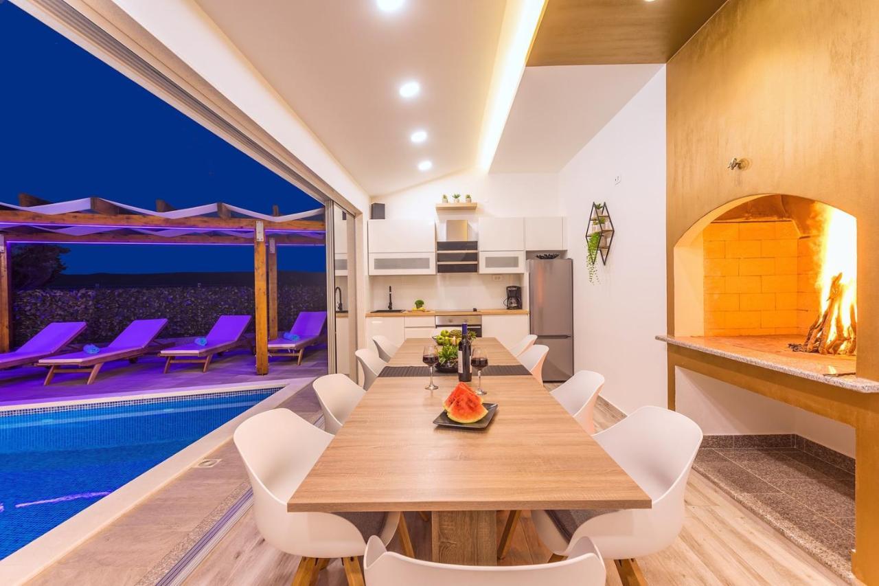 Villa Matan - Only 200M From The Sandy Beaches, Private 28M2 Pool Omis Exterior photo